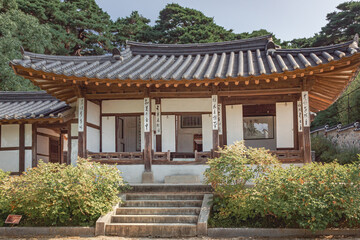 Fototapeta na wymiar Traditional Korean wood architecture at Seoraksan National park Sinheungsa Buddhist temple in South Korea