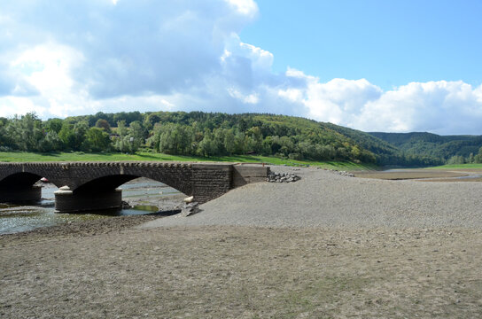 aufgetauchte alte Br&uuml;cke bei Asel am Ederstausee bei Wassermangel