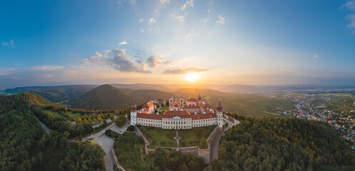 Stift Göttweig in der Wachau im Spätsommer und Herbst, Panorama Luftaufnahme. Wunderschönes...