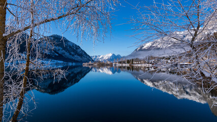 Grundlsee in der Steirmark an einem Wintermorgen bei schönem Wetter, Österreich, Salzkammergut