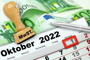 Deutscher Kalender 1. Oktober 2022 mit Stempel und Mehrwertsteuer - obrazy, fototapety, plakaty