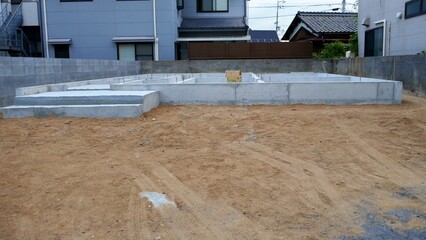 空き地に完成した夢のマイホームの基礎部分 © あさひのぼ～る