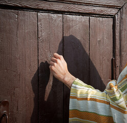 A man knocks on the door