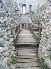 Fototapeta na wymiar château de Montségur et son escalier en bois