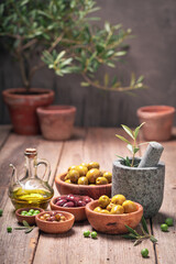 Green and black olives as a Spanish appetizer.
