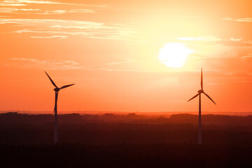 Obraz premium wind turbine at sunset