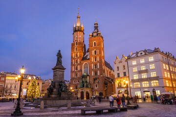 The St. Mary's Basilica in Rynek Glowny square at night, Krakow, Poland - obrazy, fototapety, plakaty