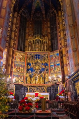 Fototapeta na wymiar Interior of the amazing St. Mary Basilica of Krakow, Poland