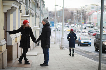 Obraz premium Young couple walking through the winter