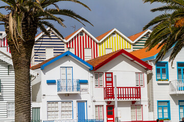 Die bunt gestreiften Hausfassaden von Costa Nova, Portugal