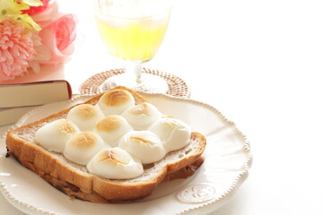 Obraz na płótnie Canvas Marshmallow an walnut toast for on plate and iced drink