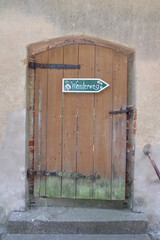 Hiking trail sign at a door, Wanderweg | Travelling around Plau am See, Mecklenburg Lake District...