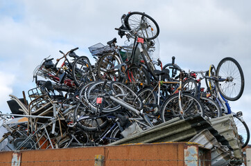 Ein Haufen Fahrräder und anderer Metall Schrott in einem Container auf einem Entsorgungshof vor...