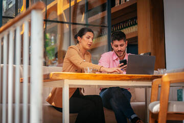 Fototapeta premium Buainess people having a meeting in cafe bar terrace