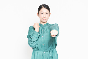 ボクシングのポーズをしている主婦