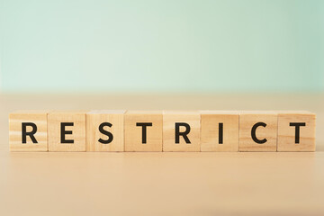 制限のイメージ｜RESTRICTと書かれたブロック
