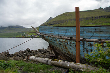 Fototapeta na wymiar Schiffswrack am Strand von Fuglafjørður, Insel Eysturoy, Färöer Inseln