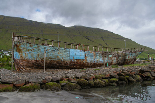 Schiffswrack am Strand von Fuglafjørður von der Seite, Insel Eysturoy, Färöer Inseln