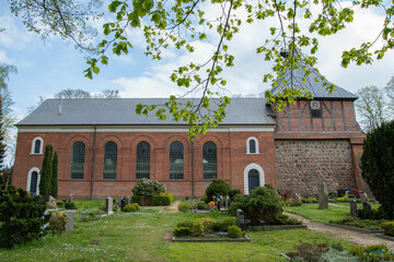 Die Kirche St. Dionys und St. Jakobus in Lütau von der Seite 