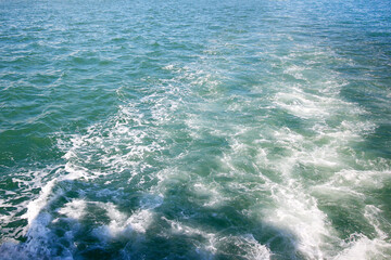 澄んだ海の海面の写真　南イタリア　カプリ島　地中海