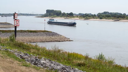 Deurstickers Niedrigwasser am Rhein - anhaltende Trockenheit - Probleme für die Binnenschifffahrt © Gundolf Renze