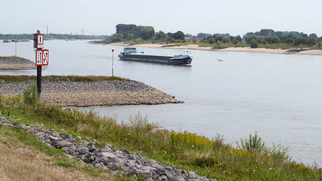 Niedrigwasser am Rhein - anhaltende Trockenheit - Probleme f&uuml;r die Binnenschifffahrt