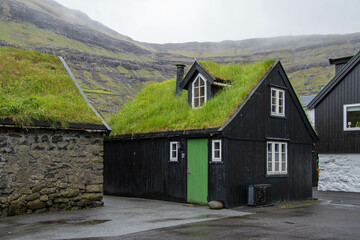 Fototapeta na wymiar Häuser mit Grasdach in Tjornuvik, Insel Streymoy, Färöer Inseln
