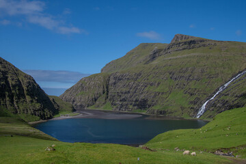Blick auf die Lagune Pollurin in Saksun, Insel Streymoy, Färöer-Inseln