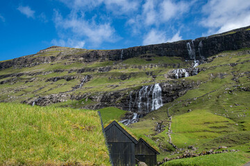 Wasserfall und H&auml;user mit Grasdach in Saksun, Insel Streymoy, F&auml;r&ouml;er-Inseln
