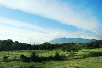 Obraz premium イタリアの畑と空と山の写真 