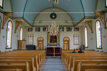 Zwei Menschen beten in der Kirche in Sandavagur auf der Insel Vagar, Färöer Inseln