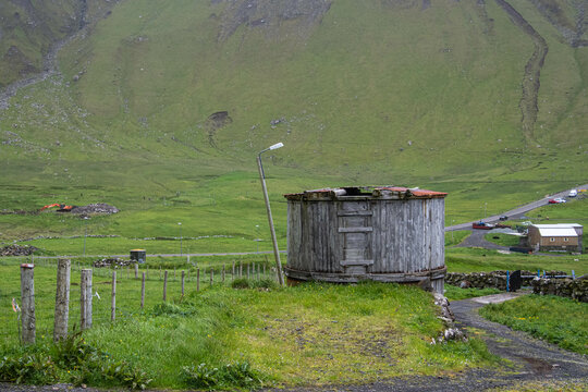 Alte Zisterne aus Holz in G&aacute;sadalur, Insel V&aacute;gar, F&auml;r&ouml;er Inseln