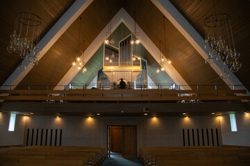Organist spielt Orgel in der Westkirche in Torshavn, Färöer-Inseln