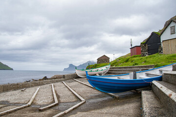 Holzboote und Bootstreppe in Elduvík, Insel Eysturoy, Färöer Inseln 