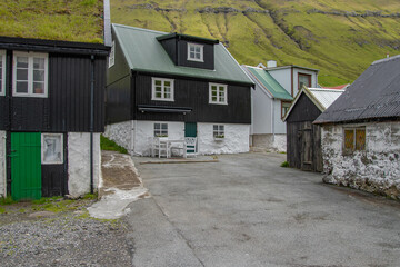 Fototapeta na wymiar Häuser in Elduvík, Insel Eysturoy, Färöer Inseln 