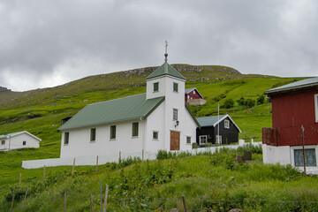Fototapeta na wymiar Kirche in Elduvik auf der Insel Eysturoy, Färöer Inseln