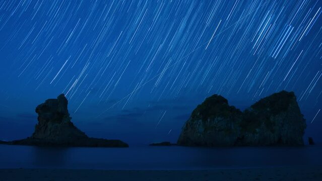 砂浜から見る星の軌跡
