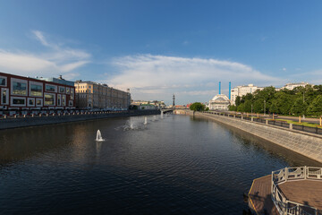 Obraz premium Moscow, Russia, 6 June 2022: Morning landscape around the Bolshoi Moskvoretsky Bridge