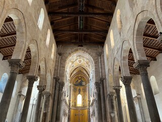 Fototapeta na wymiar Interior of the Cefalù Cathedral in Sicily 