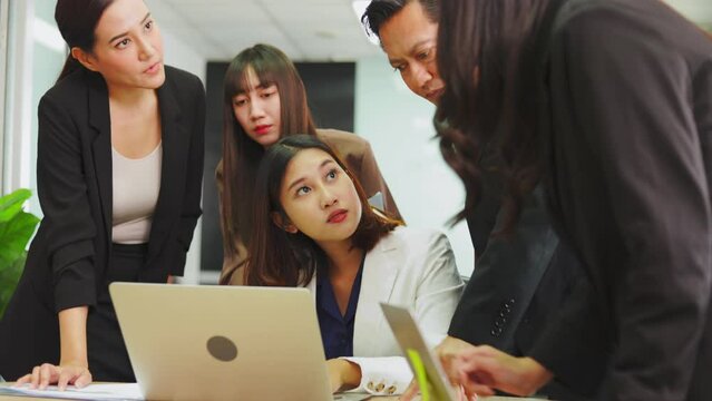 Leader proposing problem solution strategy to coworkers