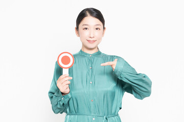 OKのプレートを見せる主婦