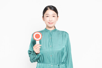 OKのプレートを見せる主婦