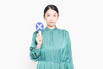 NGのプレートを持っている主婦