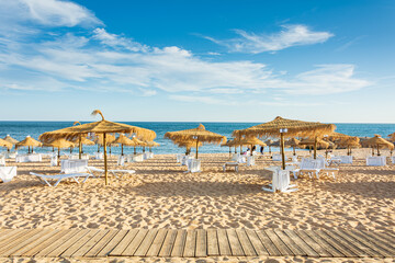 Parasole i leżaki na plaży Quarteira - Algarve - obrazy, fototapety, plakaty