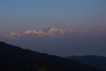 Fotobehang Kangchenjunga Kangchenjunga, ook gespeld als Kanchenjunga en Khangchendzonga, is de op twee na hoogste berg ter wereld.