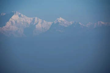Zelfklevend Fotobehang Kangchenjunga Kangchenjunga, ook gespeld als Kanchenjunga en Khangchendzonga, is de op twee na hoogste berg ter wereld.