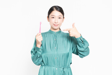 歯ブラシを持っている主婦