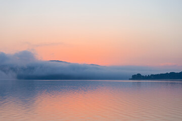 Magiczny i mglisty wschód słońca nad jeziorem - obrazy, fototapety, plakaty