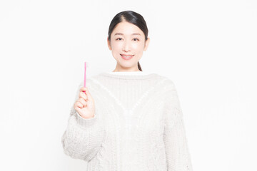 歯ブラシを持っている女性