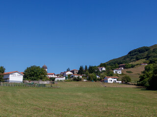 Obraz premium vista de Zugarramurdi desde las cuevas de las brujas.